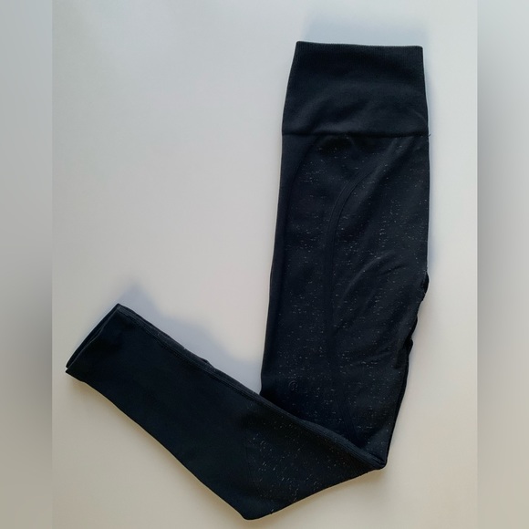 Lululemon Free To Flow - Picture 1 of 4